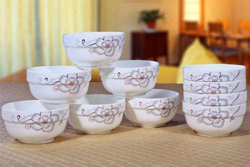 家裡千萬別用「這3種碗筷」了!財神見了不進門,再有錢也窮三代