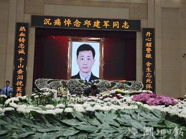 身中15刀「仍和歹徒拼命搏鬥」！30年資深民警「血染制服」壯烈犧牲...