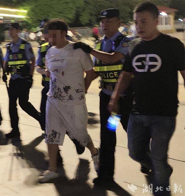 身中15刀「仍和歹徒拼命搏鬥」！30年資深民警「血染制服」壯烈犧牲...