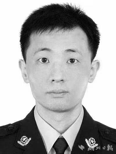 身中15刀「仍和歹徒拼命搏鬥」！30年資深民警「血染制服」壯烈犧牲...