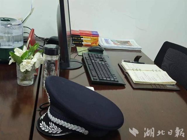 身中15刀「仍和歹徒拼命搏鬥」！30年資深民警「血染制服」壯烈犧牲...