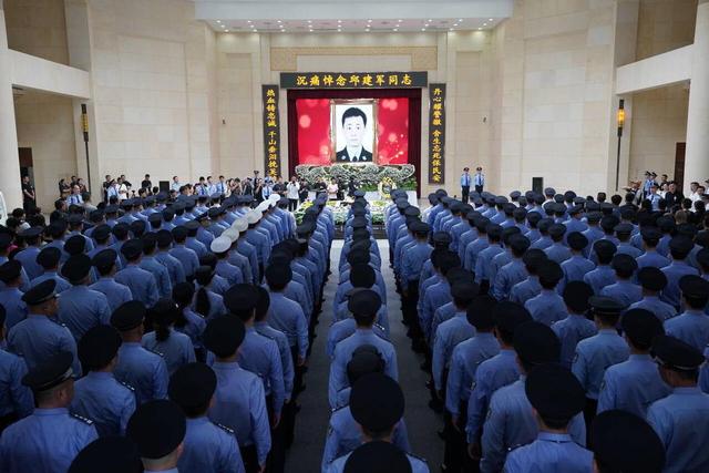 身中15刀「仍和歹徒拼命搏鬥」！30年資深民警「血染制服」壯烈犧牲...