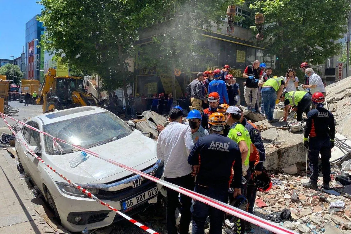 屋齡36年!建築「整棟突應聲倒塌」瞬間變廢墟 搜救人員徒手開挖「死傷人數曝光」