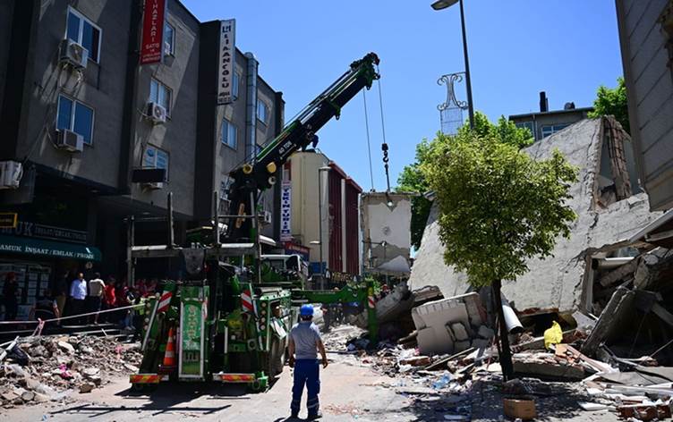 屋齡36年!建築「整棟突應聲倒塌」瞬間變廢墟 搜救人員徒手開挖「死傷人數曝光」