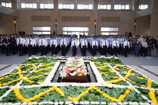 身中15刀「仍和歹徒拼命搏鬥」！30年資深民警「血染制服」壯烈犧牲...