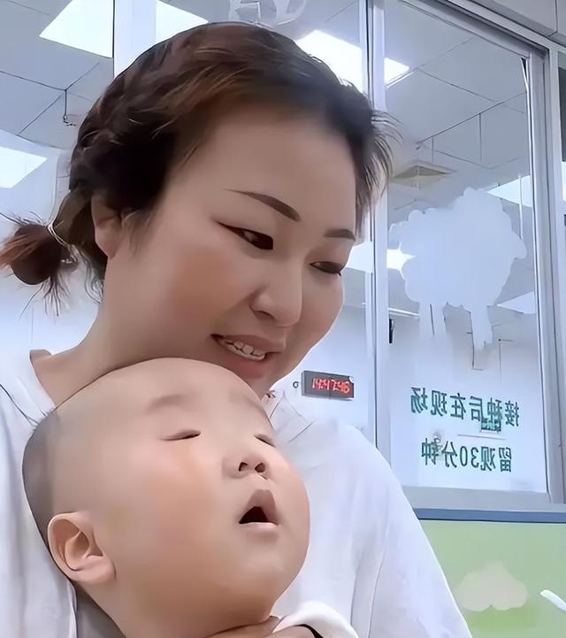 媽媽吐槽「兒子眼睛小」！網友一看笑不出來：別拖了，趕快帶去醫院...