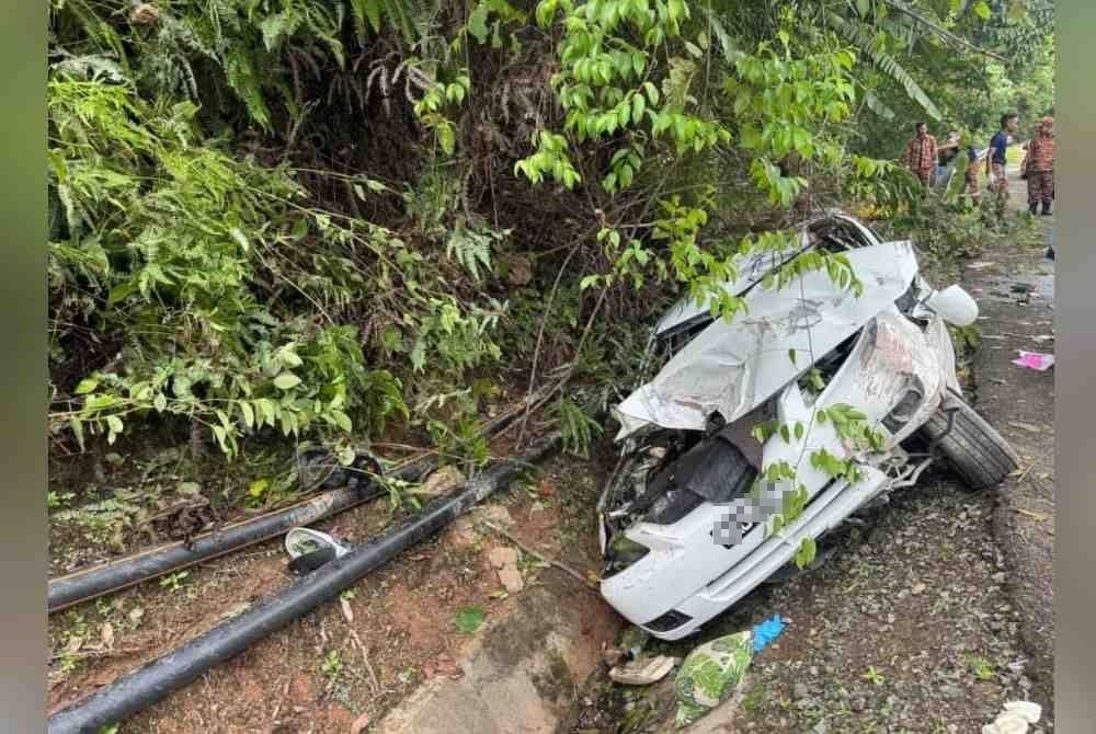 他開車載孕妻、兒女出遊「卻失控翻覆水溝」　妻子懷雙胞胎「釀2屍4命悲劇」警察也搖頭
