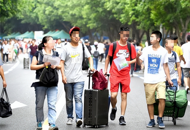 失戀出家！大學生看破紅塵「8年走3700公里」朝聖名寺　七步一拜「竟長出天眼」