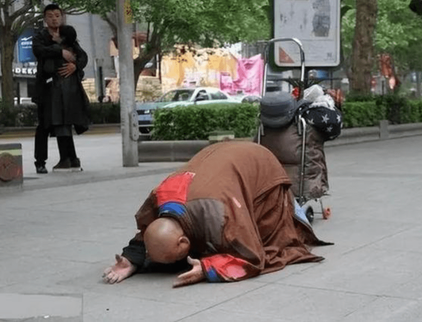 失戀出家！大學生看破紅塵「8年走3700公里」朝聖名寺　七步一拜「竟長出天眼」