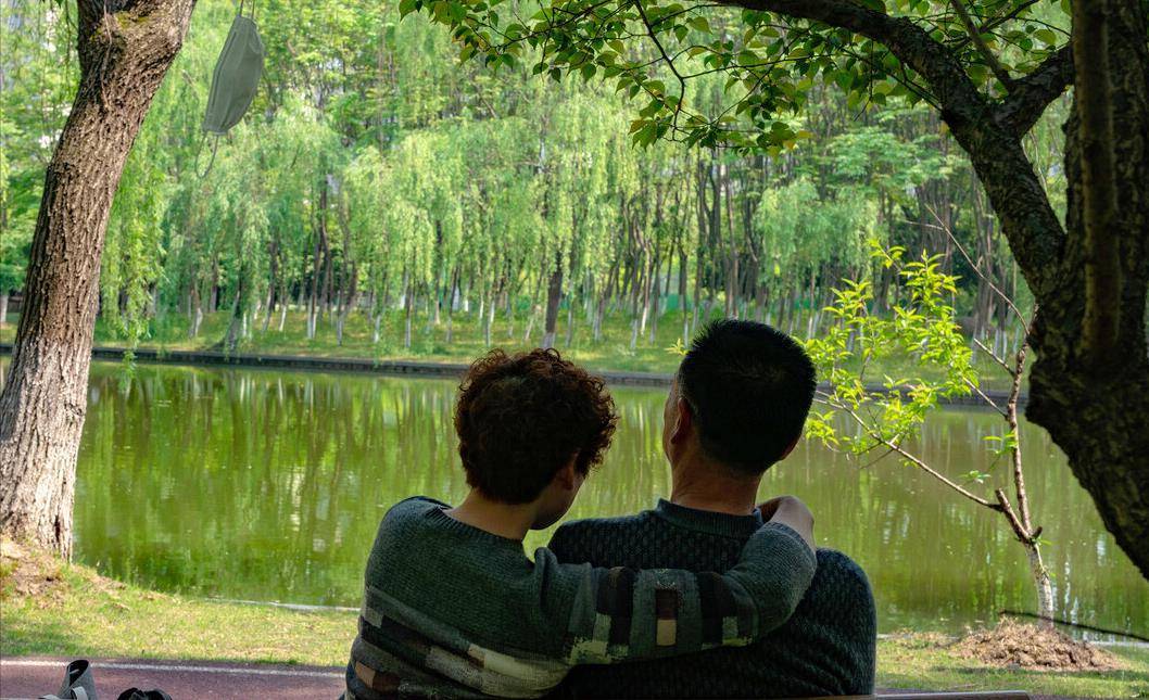 失去另一半！82歲大爺一見鍾情「小20歲離異女人」　交往半年「整個人變了」