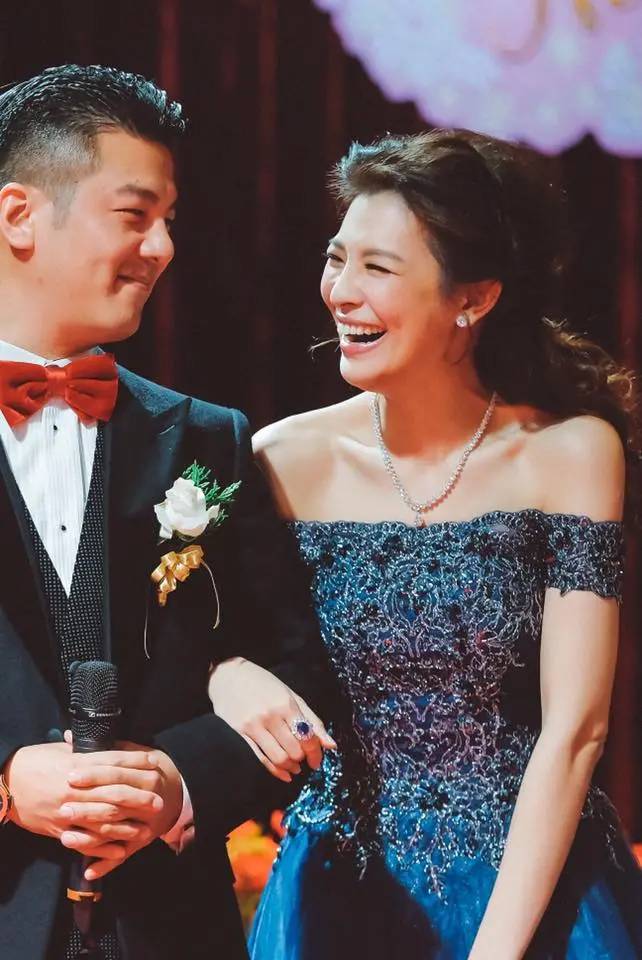不甩家暴輿論！名模女星「堅持嫁賈靜雯前夫」神隱多年　「近照意外流出」和繼女相處融洽