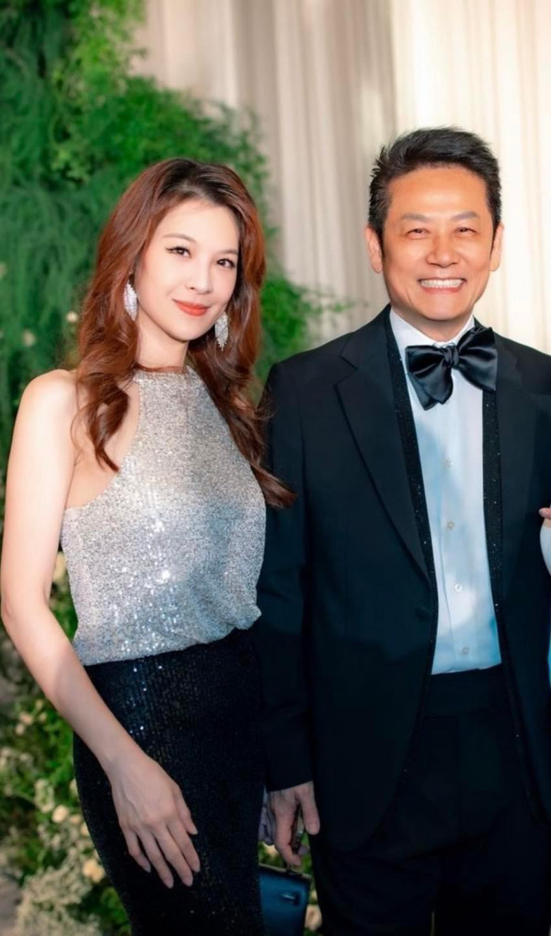 不甩家暴輿論！名模女星「堅持嫁賈靜雯前夫」神隱多年　「近照意外流出」和繼女相處融洽