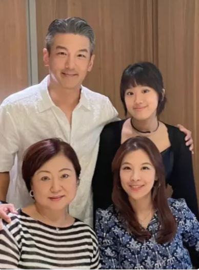 不甩家暴輿論！名模女星「堅持嫁賈靜雯前夫」神隱多年　「近照意外流出」和繼女相處融洽