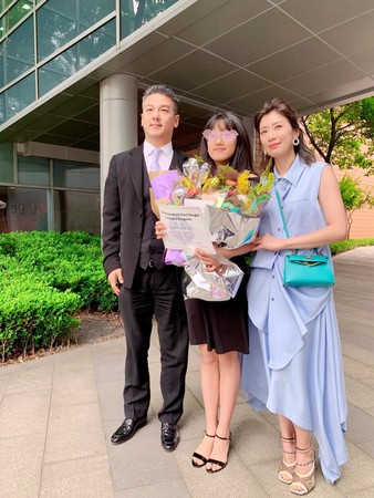 不甩家暴輿論！名模女星「堅持嫁賈靜雯前夫」神隱多年　「近照意外流出」和繼女相處融洽