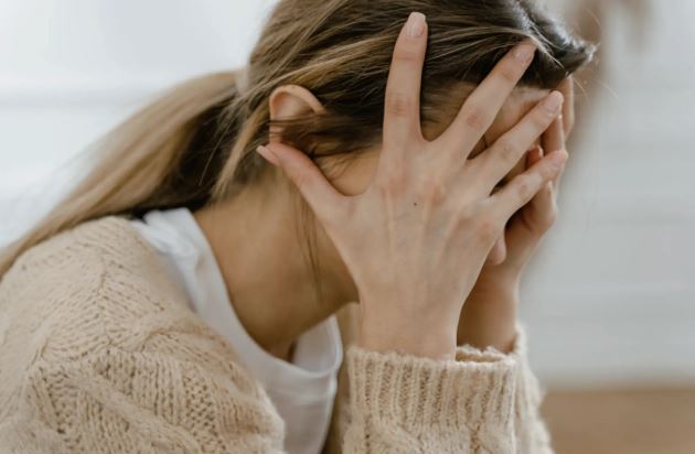 趁她懷孕偷吃！模範老公「超會做表面功夫」妻怒離婚　娘家人竟幫腔「男人難免會犯錯」