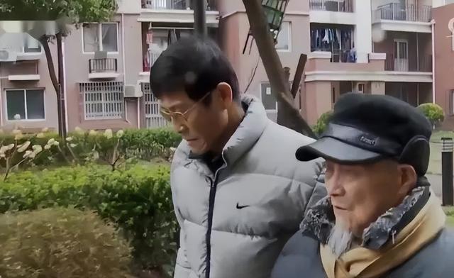 家有七手足！我被關10年「只有妹妹」來探望送暖，出去後撇一眼父親「我反手將她送入獄」