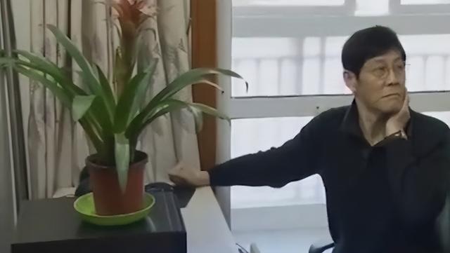 家有七手足！我被關10年「只有妹妹」來探望送暖，出去後撇一眼父親「我反手將她送入獄」