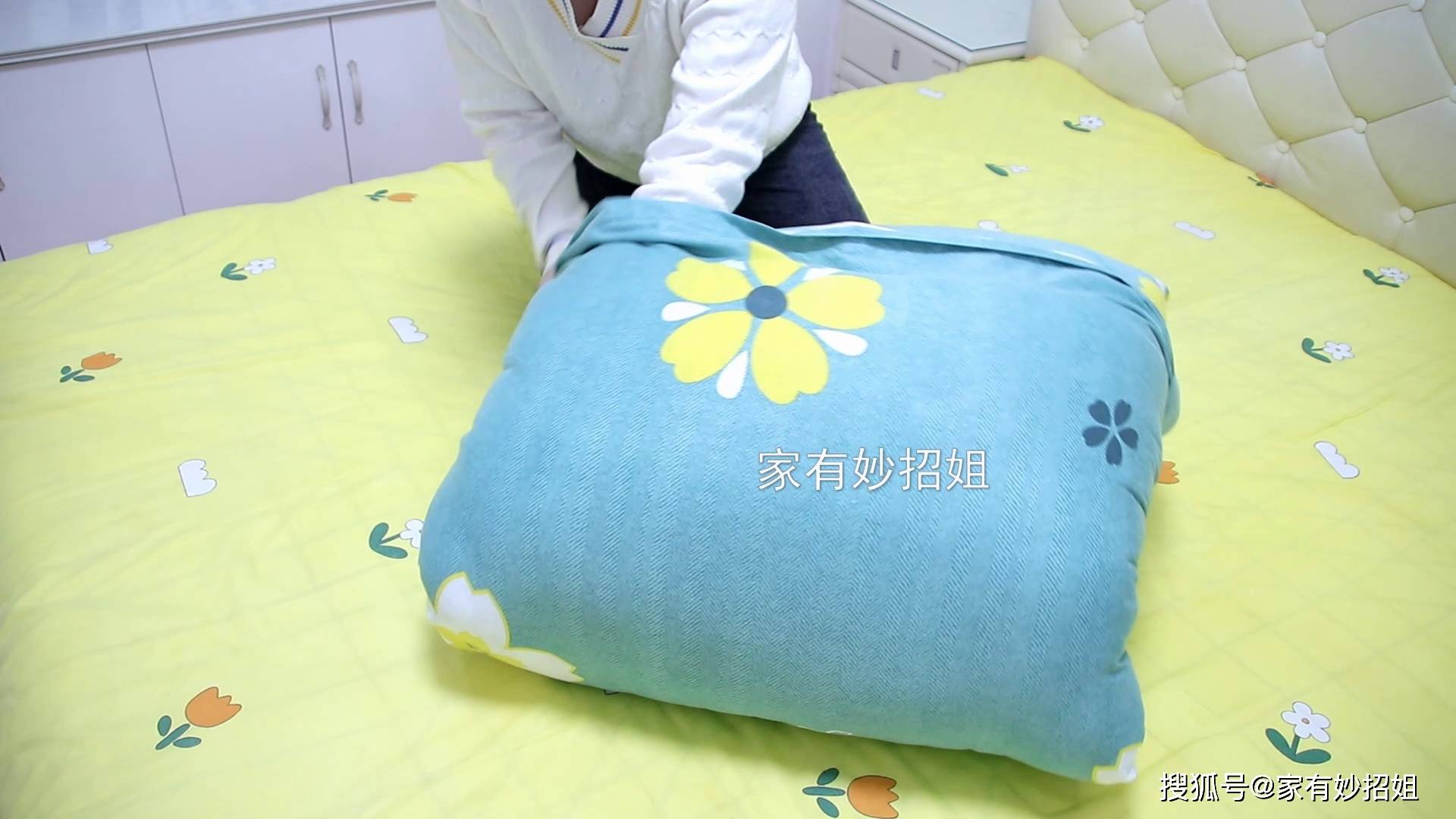 怕受潮沾灰塵！厚被子換季收納「只需一綑保鮮膜」，方便省事省空間
