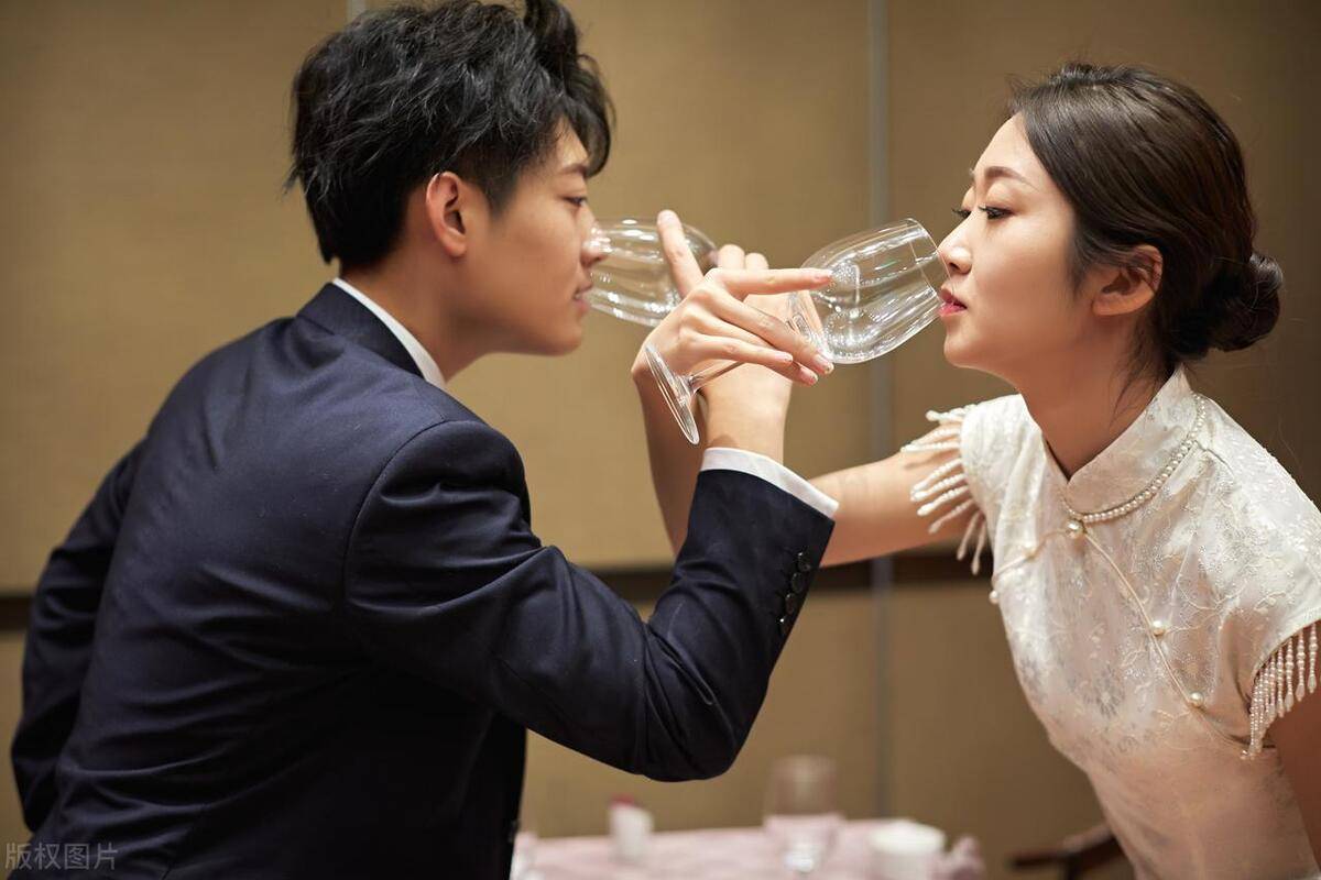 兒媳把「陪嫁車賣了」給婆婆治病，忘拿手機返回，聽到婆婆「打電話的內容」瞬間愣了 