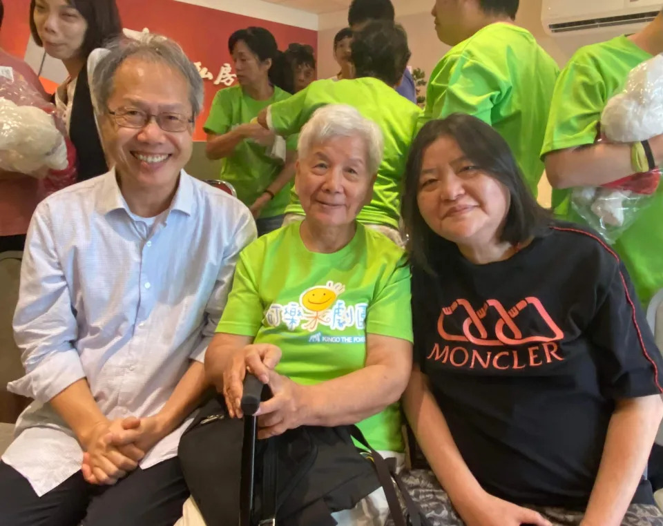收養女星遺孤！演藝圈大咖「慟別93歲老母」現身追思會　「養子一早趕抵」現場引鼻酸