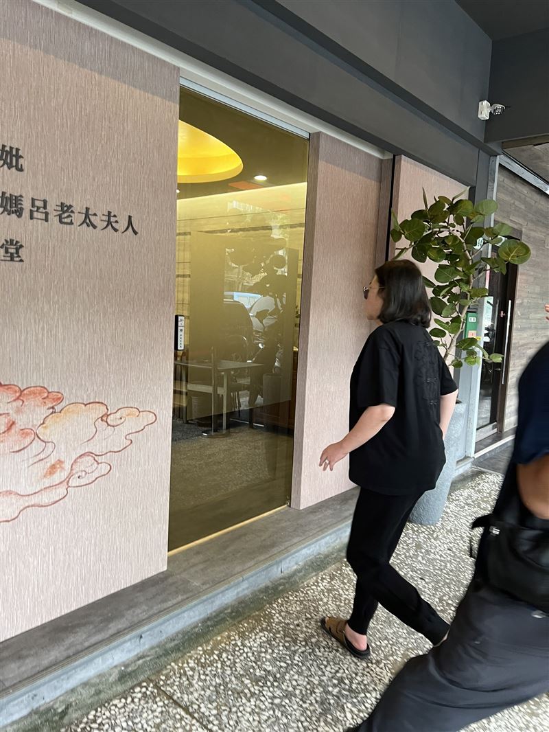 收養女星遺孤！演藝圈大咖「慟別93歲老母」現身追思會　「養子一早趕抵」現場引鼻酸