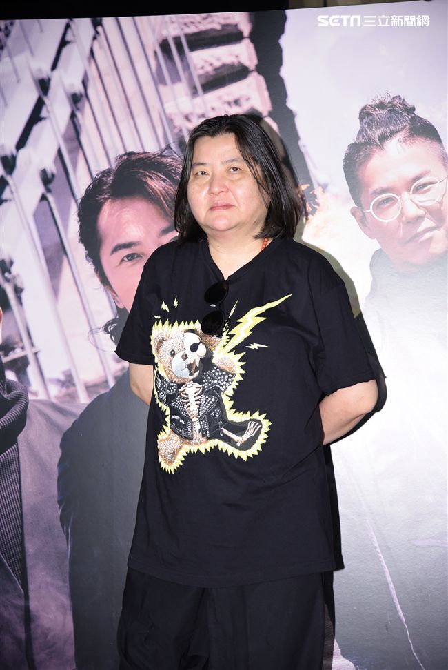 收養女星遺孤！演藝圈大咖「慟別93歲老母」現身追思會　「養子一早趕抵」現場引鼻酸