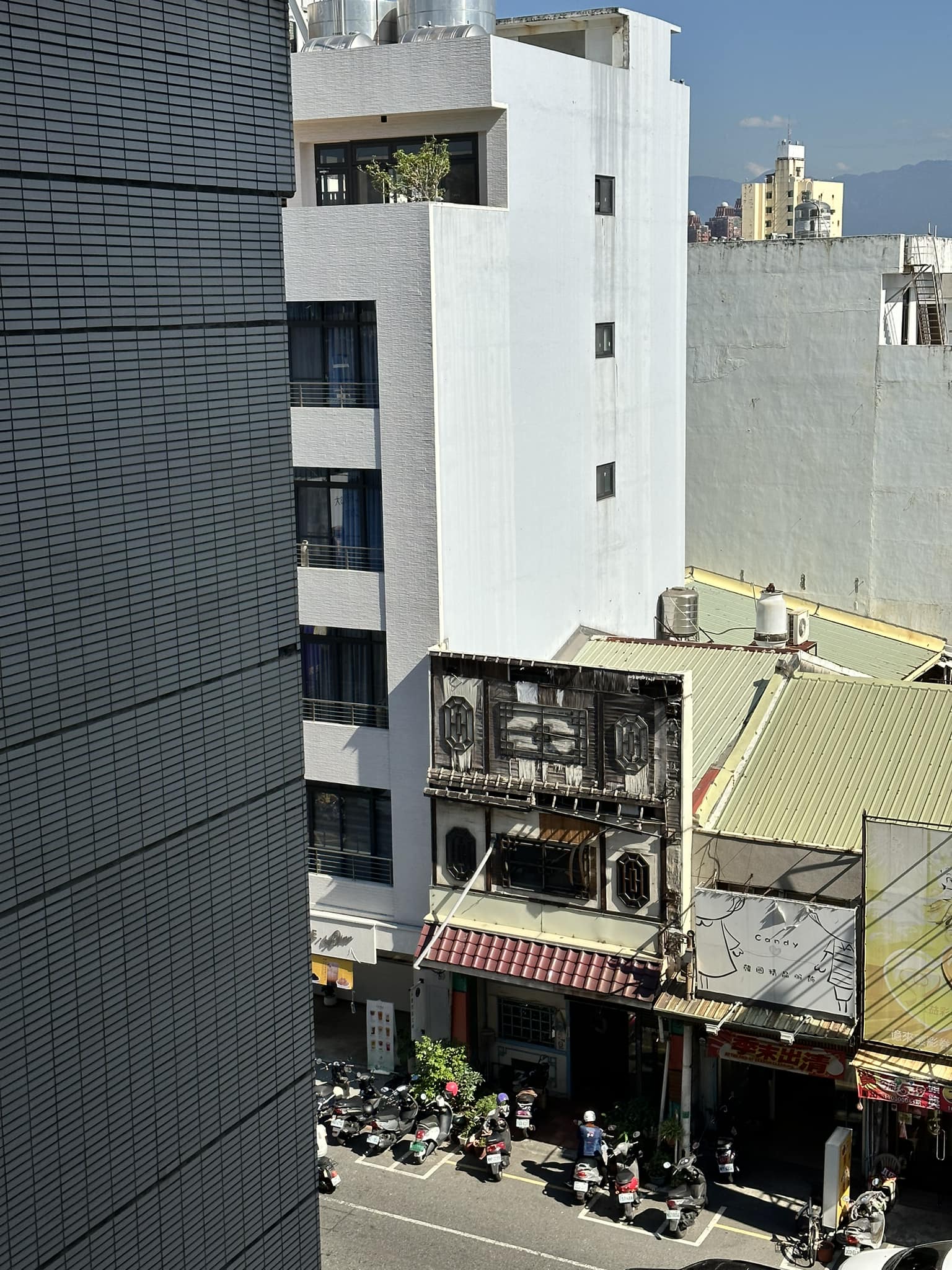 打腫臉充三樓！漂亮古色建築「卻只有薄薄一面牆」　網看呆「颱風來了怎辦」神人解答了