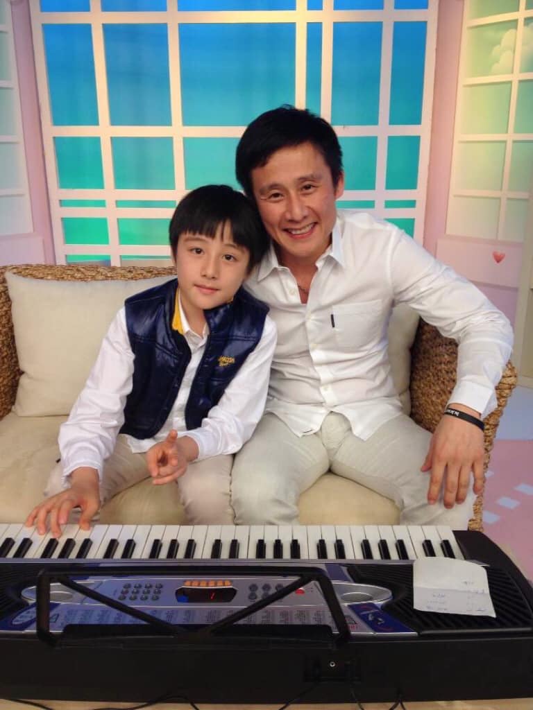 網友好奇「最頂星二代是誰」他被狂推！音樂才子、長相帥氣「拿世界名校獎學金」