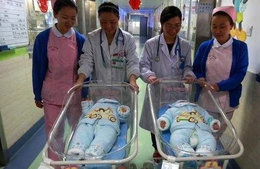 雙胞胎姊妹同天「各生一對雙胞胎」！親子鑑定卻發現「4個娃是同一個爸」...