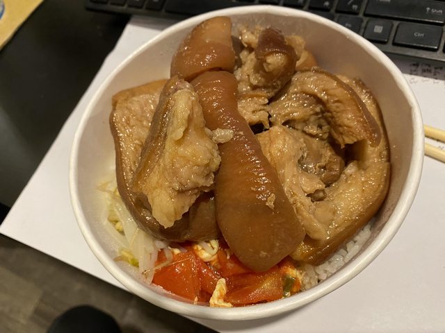 買腿庫便當點錯！他一打開食慾全沒「這麼肥誰敢吃」　網吵翻「豬就是要吃肥肉」