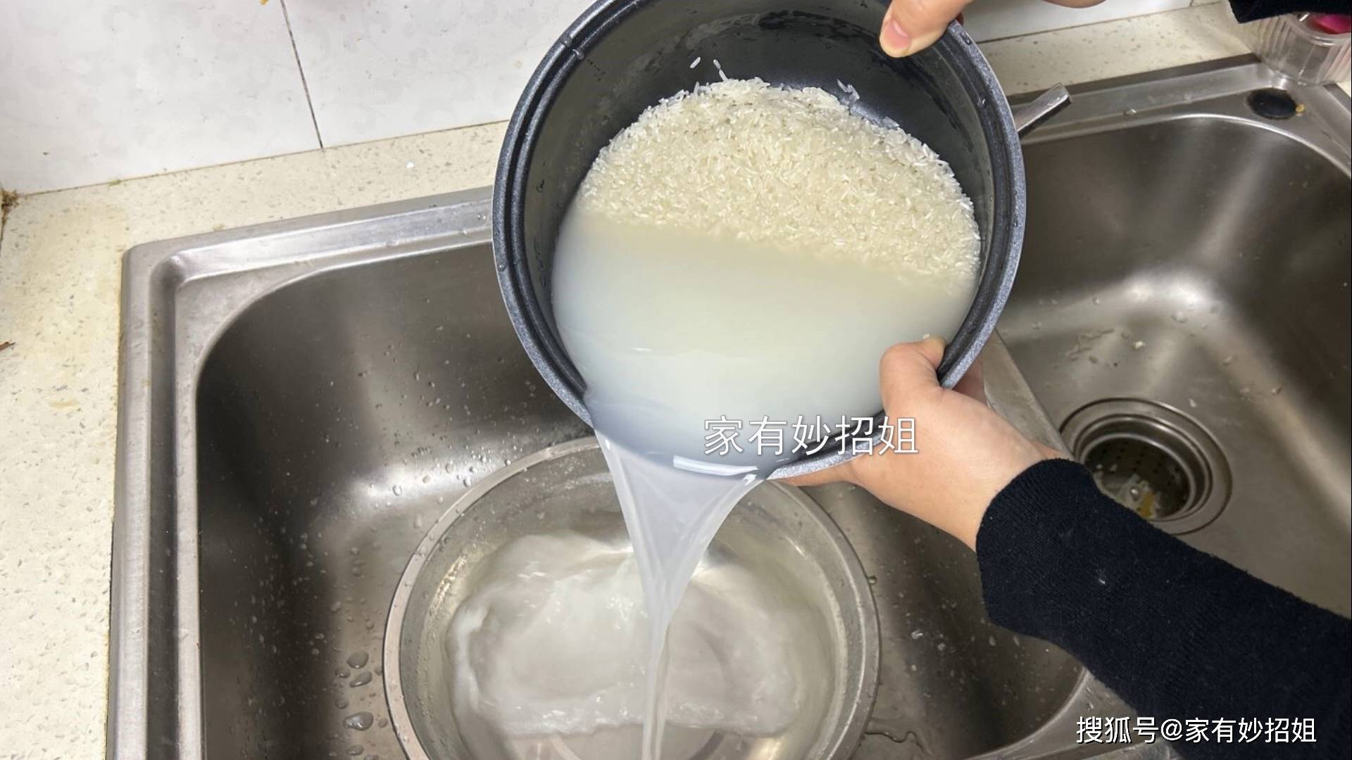 洗米水別再倒掉了！「加點牙膏進去」效果太厲害，解決很多主婦的煩惱