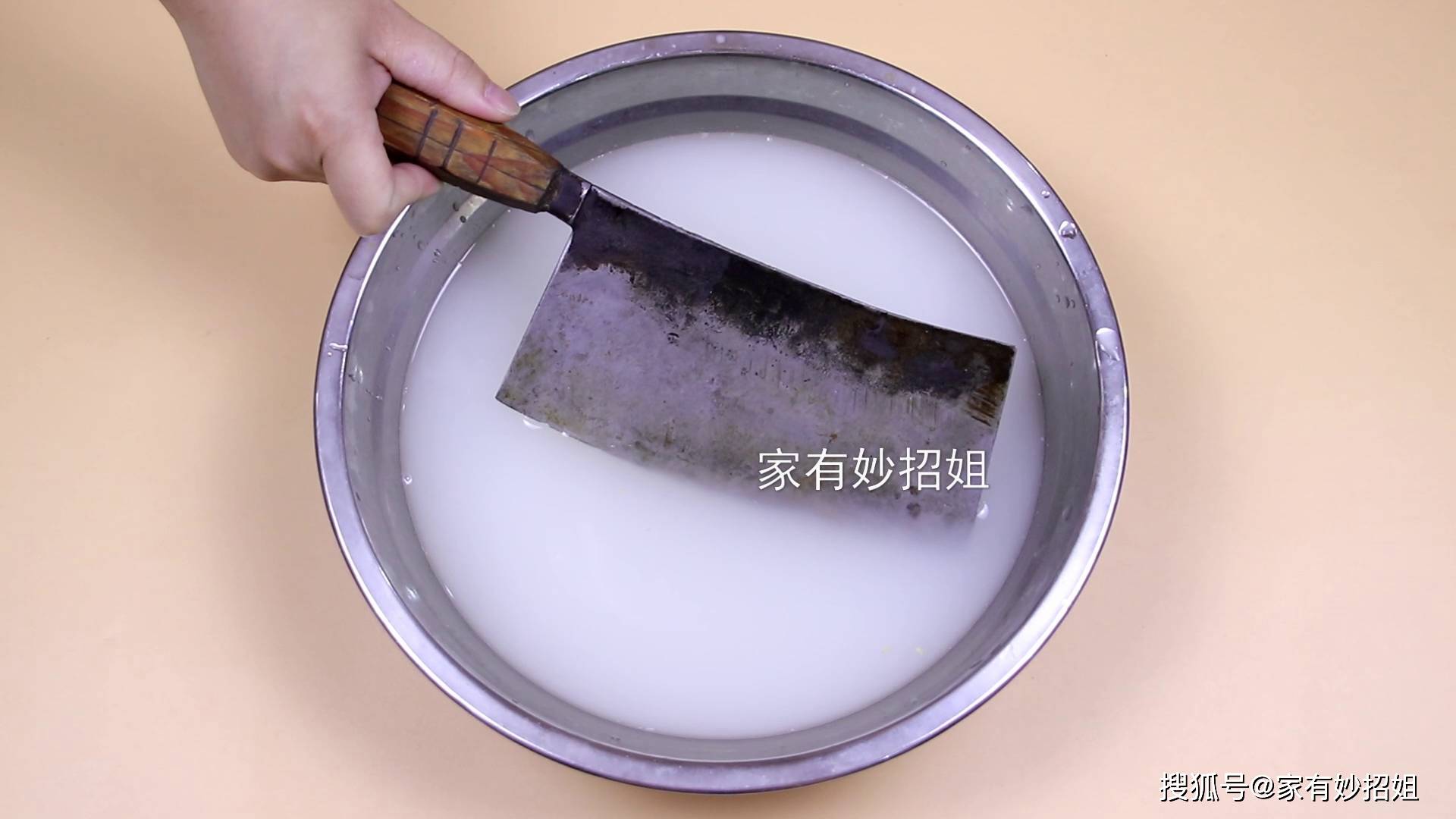 洗米水別再倒掉了！「加點牙膏進去」效果太厲害，解決很多主婦的煩惱