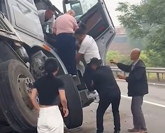 撞高速公路護欄！大貨車翻覆「車上全甩飛」橫躺路面　目擊者曝「僅個位數活著」慘況曝光