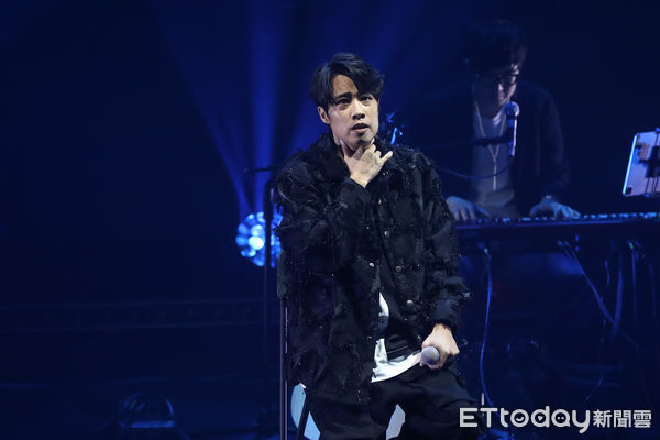 罹重病消失10年！43歲大咖歌手開唱「台上痛苦摀胸口」　唱1首就出事「救護車也來了」粉絲怒：很失望