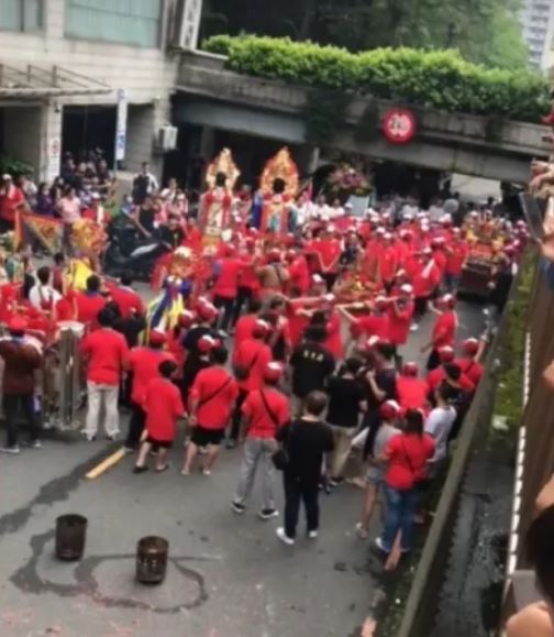 「最陰凶宅」奪31命！端午當天「大批紅衣人」突現身　奉神明指示「要掃蕩凶邪」...