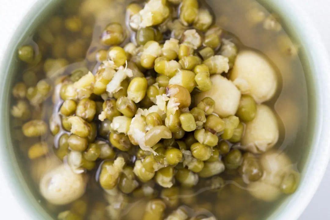 綠豆和薏仁一起煮！夏天喝「清肝控三高」祛濕氣　把薏仁「換成另一物」更解暑潤燥