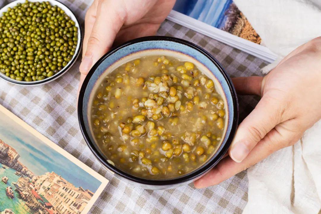綠豆和薏仁一起煮！夏天喝「清肝控三高」祛濕氣　把薏仁「換成另一物」更解暑潤燥