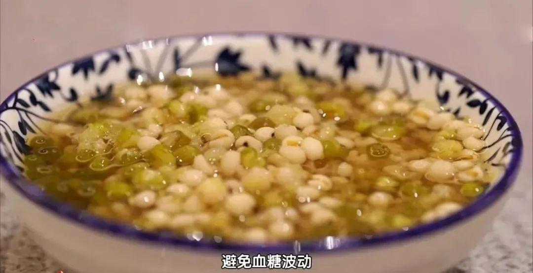 綠豆和薏仁一起煮！夏天喝「清肝控三高」祛濕氣　把薏仁「換成另一物」更解暑潤燥