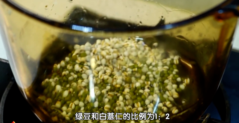 綠豆和薏仁一起煮！夏天喝「清肝控三高」祛濕氣　把薏仁「換成另一物」更解暑潤燥
