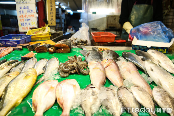 家人愛買魚！他一開冰箱「狂飄死魚味」超崩潰　食物全沾到「達人曝超強解方」