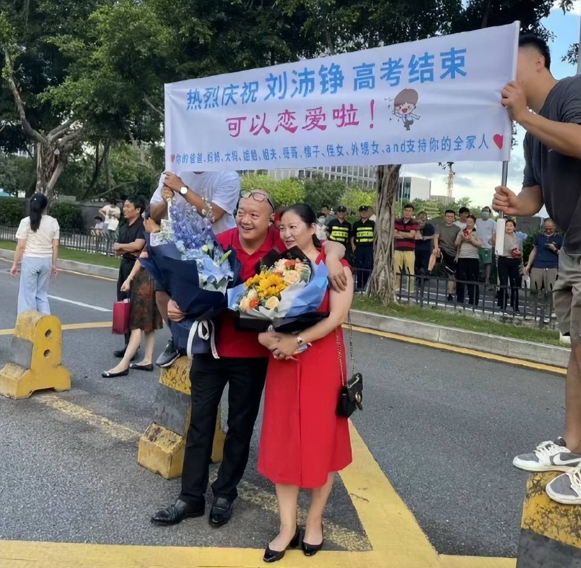 高考應援團！叛逆弟「穿玩偶裝拉布條」給親姊加油　她臉紅丟人「卻引來大家羨慕」