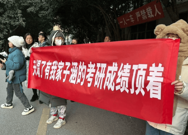 高考應援團！叛逆弟「穿玩偶裝拉布條」給親姊加油　她臉紅丟人「卻引來大家羨慕」