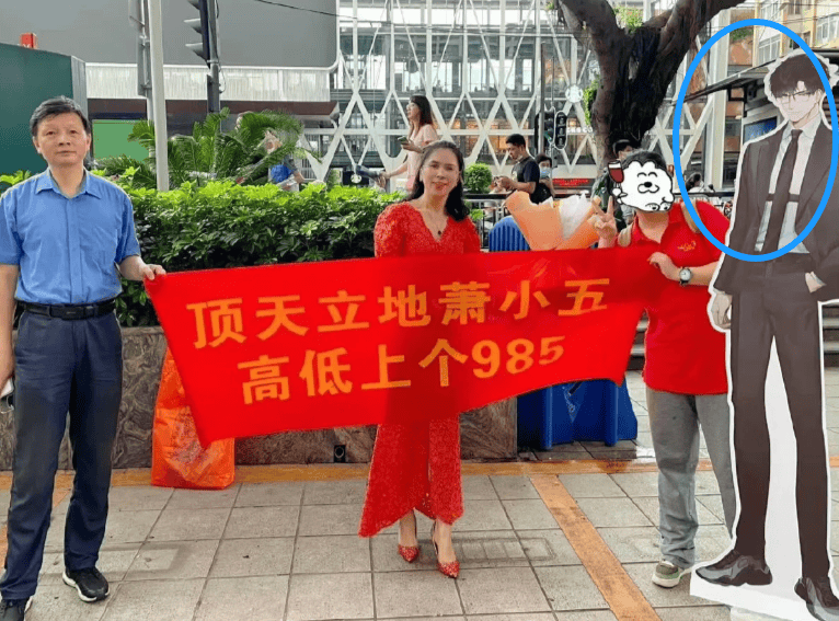 高考應援團！叛逆弟「穿玩偶裝拉布條」給親姊加油　她臉紅丟人「卻引來大家羨慕」
