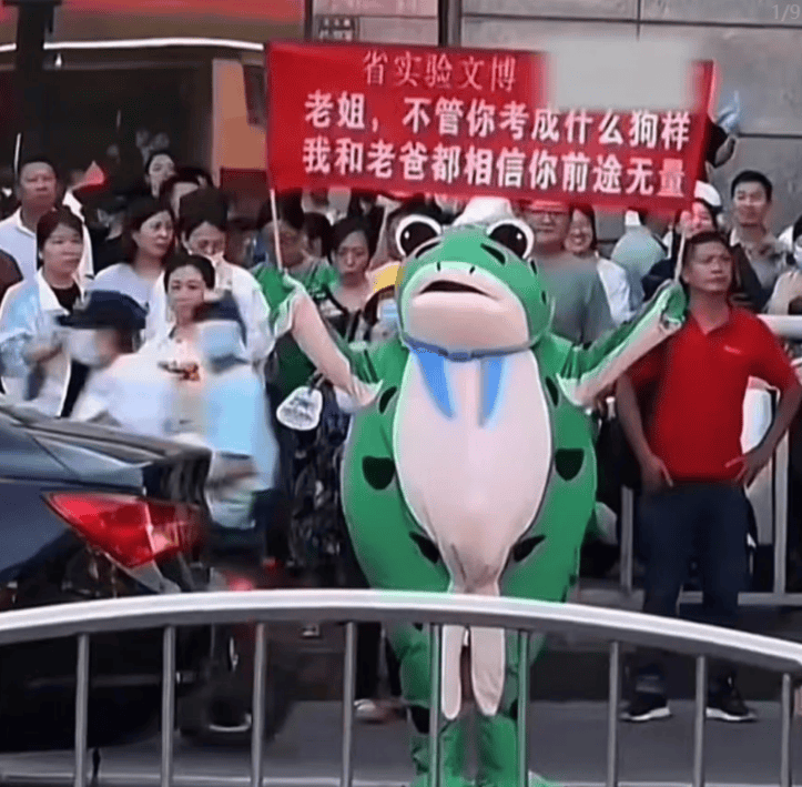高考應援團！叛逆弟「穿玩偶裝拉布條」給親姊加油　她臉紅丟人「卻引來大家羨慕」