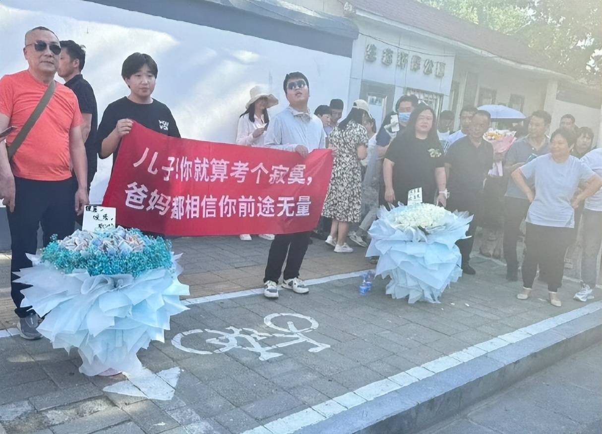 高考應援團！叛逆弟「穿玩偶裝拉布條」給親姊加油　她臉紅丟人「卻引來大家羨慕」