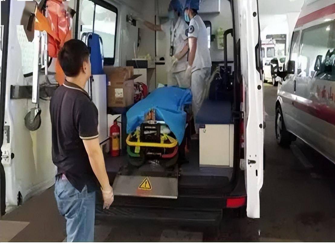 65歲阿伯清晨散步「突發腦梗倒下」！醫警告「散步4禁忌」：很多老人不在意