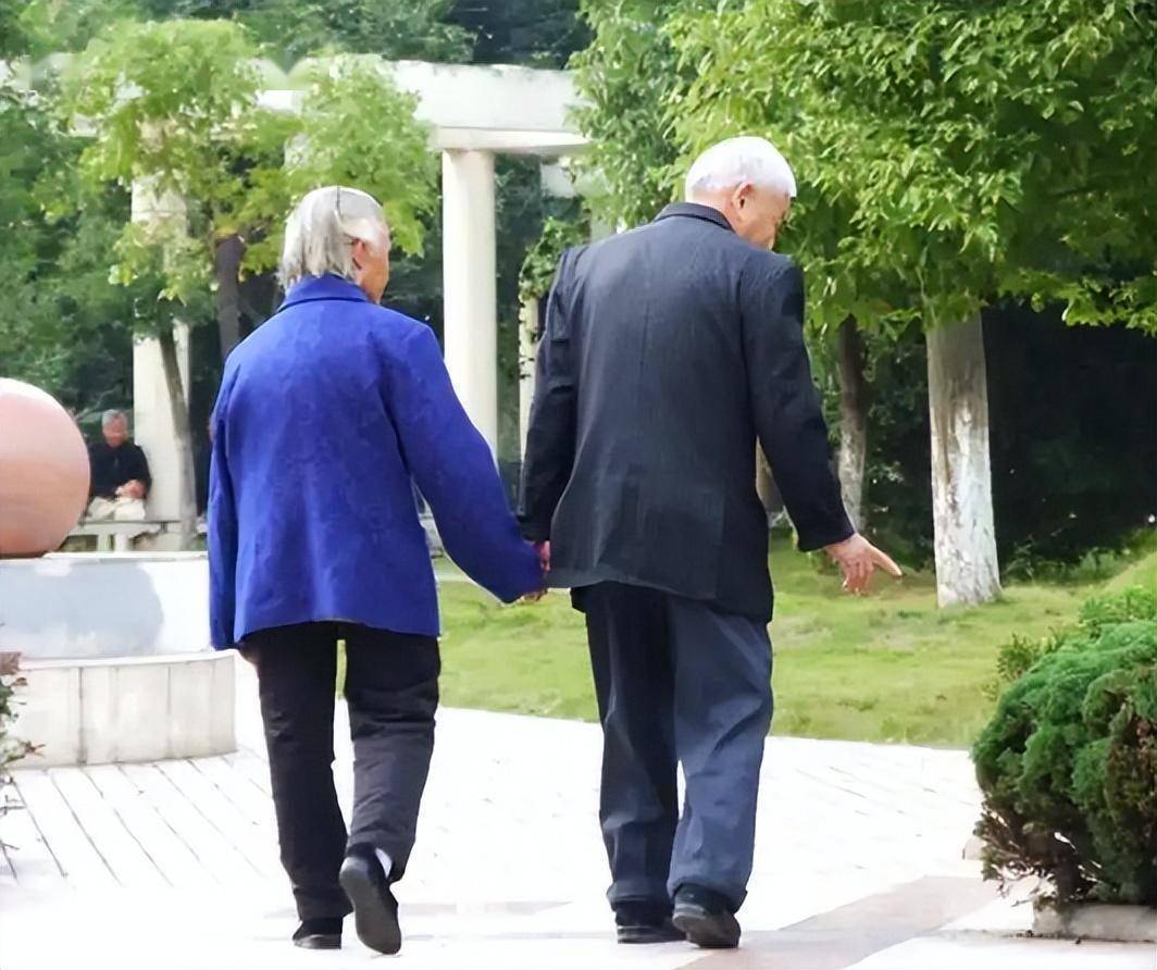 65歲阿伯清晨散步「突發腦梗倒下」！醫警告「散步4禁忌」：很多老人不在意