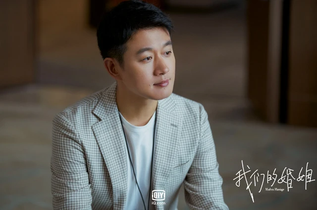 老婆加班到深夜！我偷偷去公司送宵夜　一推開辦公室「看到她身影」頓時心酸