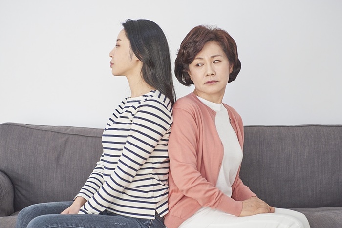 老公出差！門口聽到一陣騷動「我透過貓眼一看」　被眼前的人嚇到「強撐著報警」