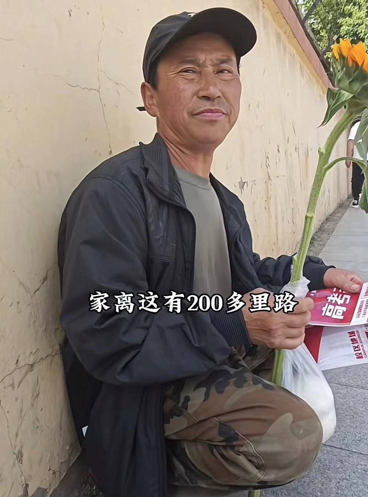 搭2小時車！父親「拎兩顆饅頭」趕200里路陪考　兒子出校門「當眾跪下」看哭全校